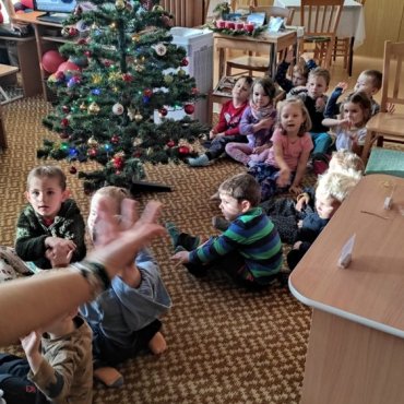 Zdobení stromečku u babiček a dědečků z Domovinky